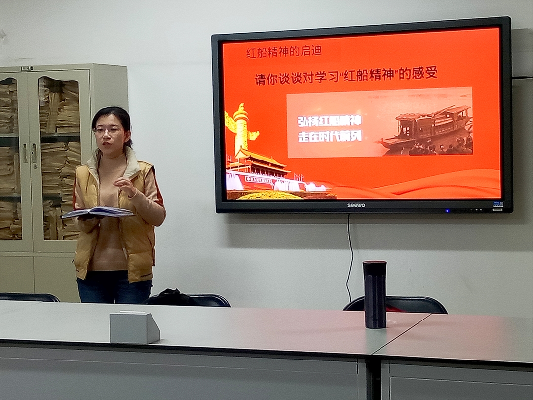 支部书记黎超讲解“红船精神”