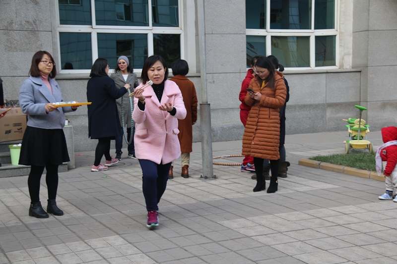 教职工认真参与游戏