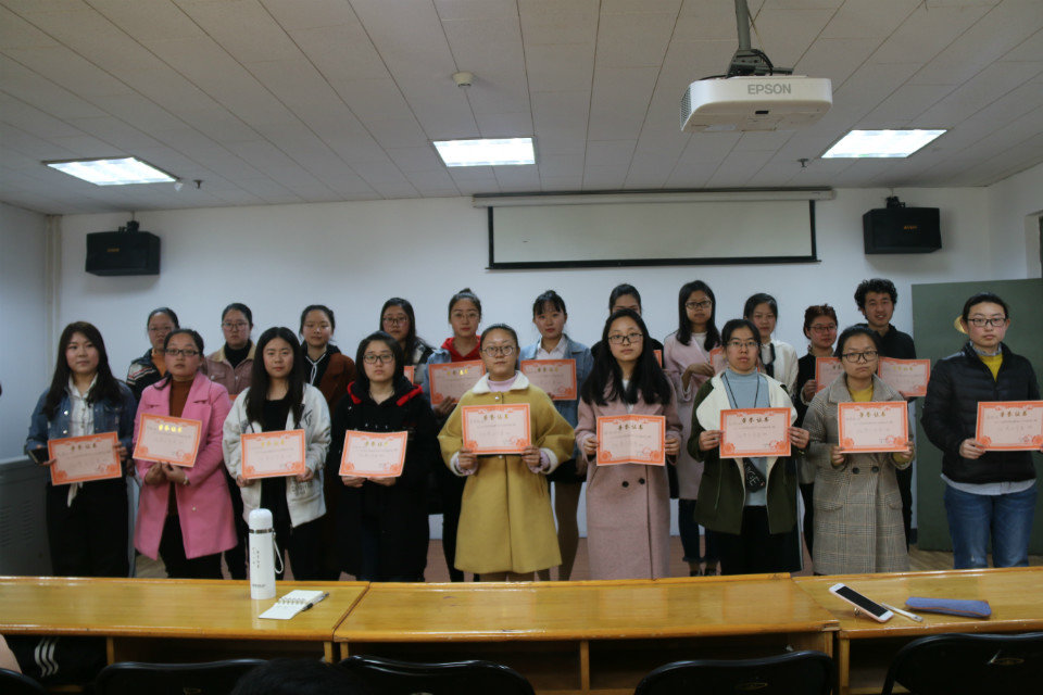 优秀工作者合影